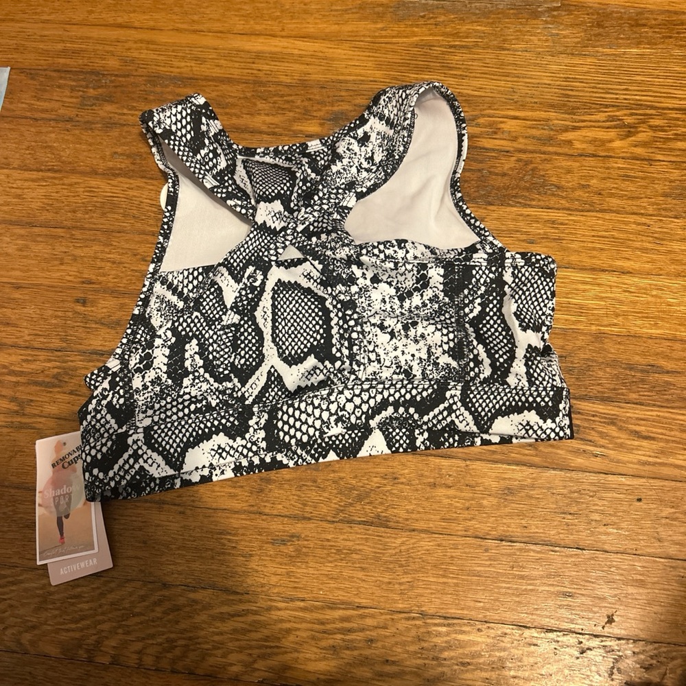 Chic Snakeskin Print Crop Top - Picture 5 of 5